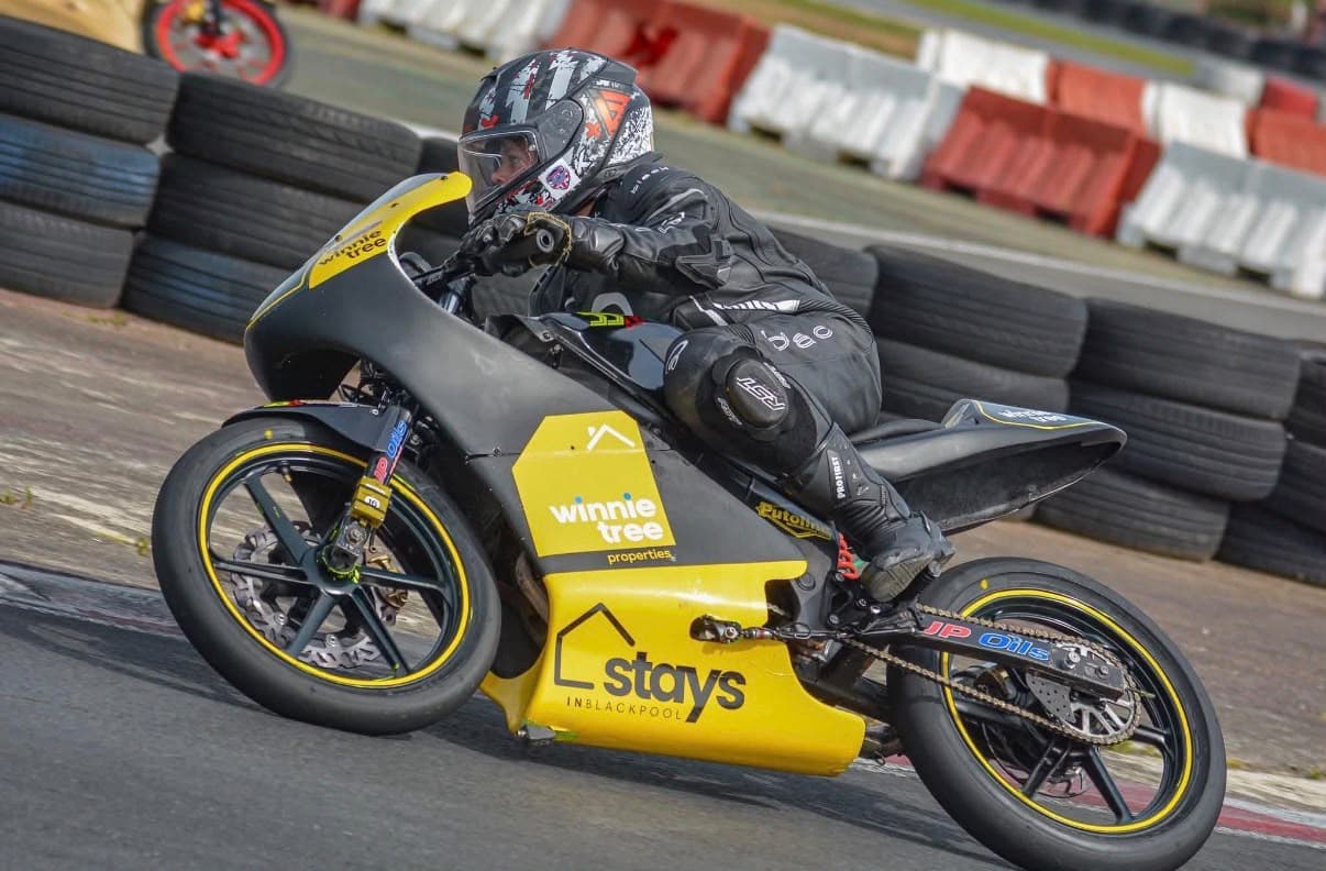 Ted Campbell leaning the #11 into a corner